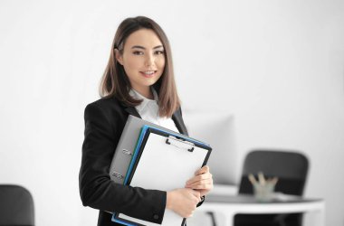 Ofiste çekici genç avukat