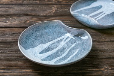 Ahşap zemin üzerinde seramik plaka