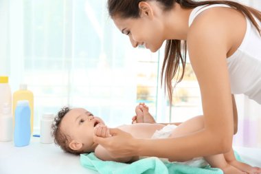 Anne ile şirin bebek havlu üzerinde banyo sonra oynamaya.