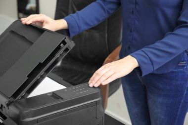 Kadın ofiste, closeup belge kopyasını yapmak