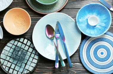 Seramik sofra ve ahşap arka plan, üstten görünüm üzerinde çatal bıçak takımı