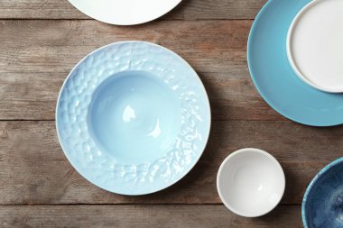 Ahşap arka plan üzerinde seramik sofra