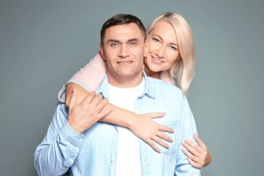 Renk arka plan üzerinde hoş bir orta yaşlı çift