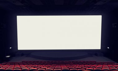 Büyük ekran ve rahat sandalyeler ile boş sinema