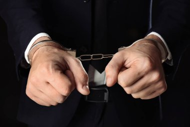 İşadamı kelepçeli, portre