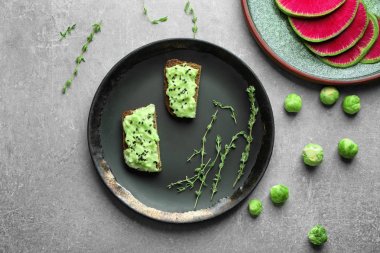 Sandviç gri arka plan üzerinde seramik tabak