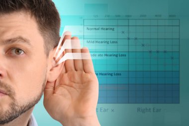 Arka plan bulanık işitme kaybı belirtisi ile olgun adam