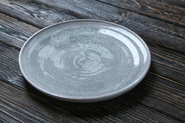 Ahşap zemin üzerinde seramik plaka