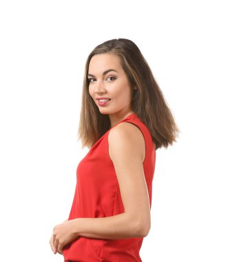 Beyaz arka planda gülümseyen güzel bir kadının portresi