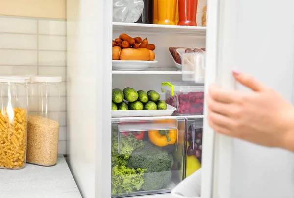 Mujer Abriendo Puerta Del Refrigerador Primer Plano — Foto de Stock