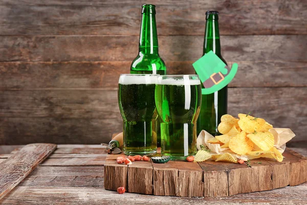 Copos Cerveja Verde Lanches Tábua Madeira Celebração Dia São Patrick — Fotografia de Stock