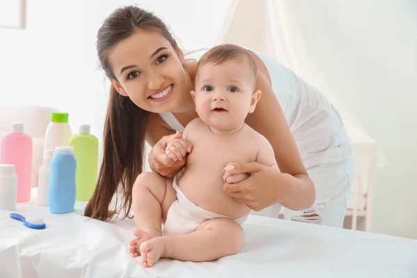 Madre Lindo Bebé Después Bañarse Casa — Foto de Stock