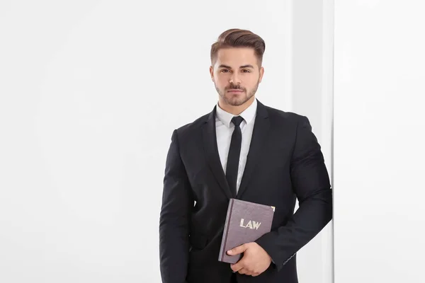 Όμορφος Νεαρός Δικηγόρος Στο Γραφείο — Φωτογραφία Αρχείου