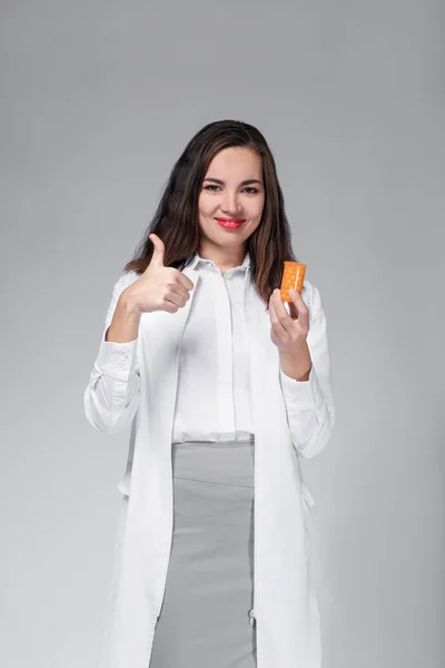 Atractivo Farmacéutico Femenino Con Pastillas Sobre Fondo Claro —  Fotos de Stock