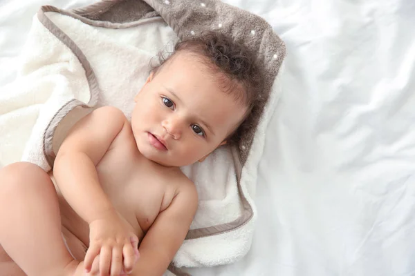 Schattige Kleine Baby Met Handdoek Het Baden Liggend Bed Thuis — Stockfoto