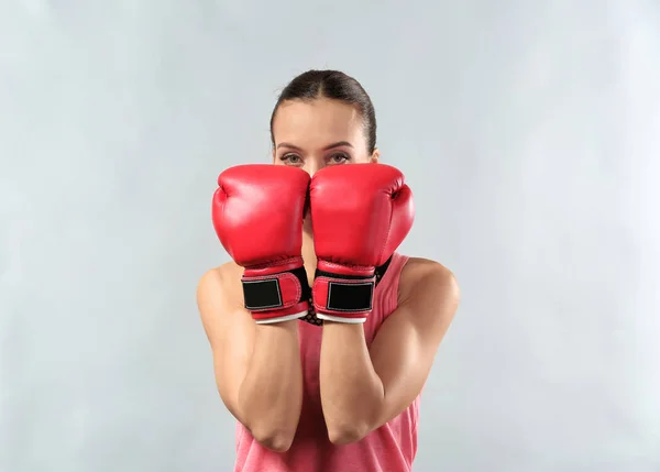 Sterke Vrouw Bokshandschoenen Grijze Achtergrond — Stockfoto