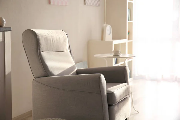 Interiér Elegantní Obývací Pokoj Pohodlným Křeslem — Stock fotografie