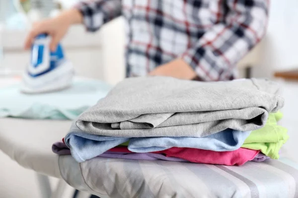Tumpukan Cucian Dan Wanita Menyetrika Pakaian Dalam Ruangan — Stok Foto