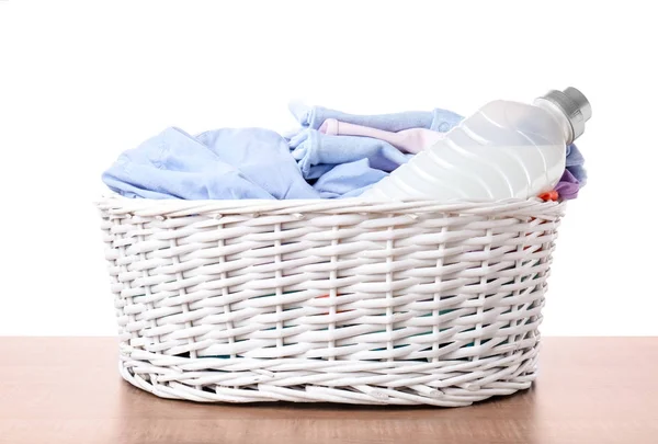 Cesta Con Ropa Sucia Detergente Lavandería Sobre Mesa Sobre Fondo — Foto de Stock