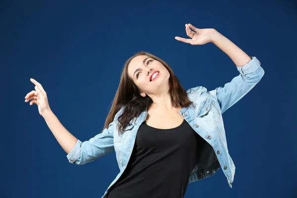 Portret Van Mooie Dansende Vrouw Kleur Achtergrond — Stockfoto