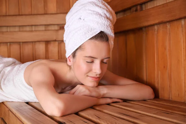 Jovem Deitada Banco Madeira Sauna — Fotografia de Stock