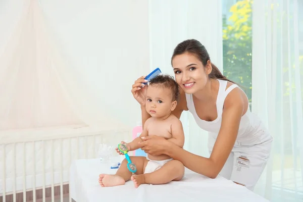 Mutter Kämmt Süßes Baby Nach Dem Baden Hause — Stockfoto