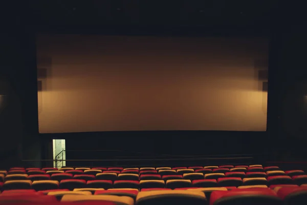 Puste Kino Dużym Ekranem Wygodnymi Krzesłami — Zdjęcie stockowe