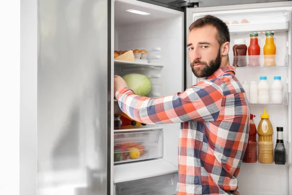 Hombre Guapo Eligiendo Comida Refrigerador Casa — Foto de Stock