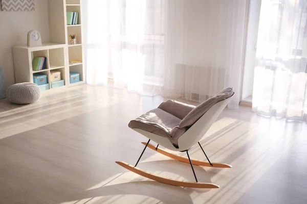 Elegancki Salon Wnętrza Komfortowy Fotel Bujany — Zdjęcie stockowe