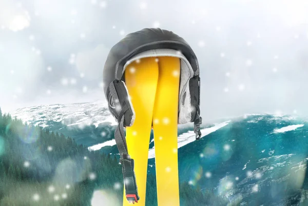 Gele Ski Met Helm Voor Actieve Wintervakantie Bergen — Stockfoto