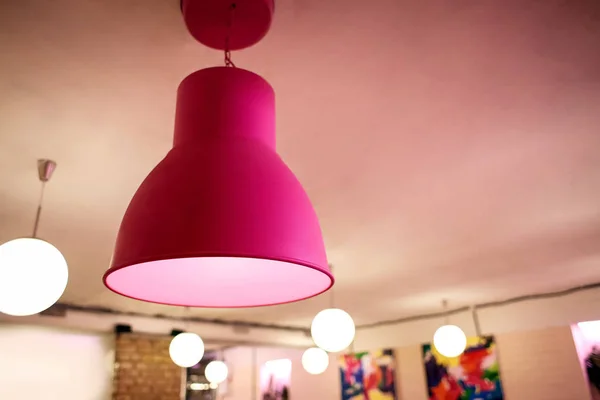 Lâmpada Rosa Interior Café — Fotografia de Stock