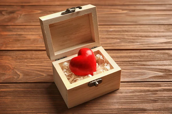 Piccola Scatola Con Cuore Rosso Sfondo Legno — Foto Stock