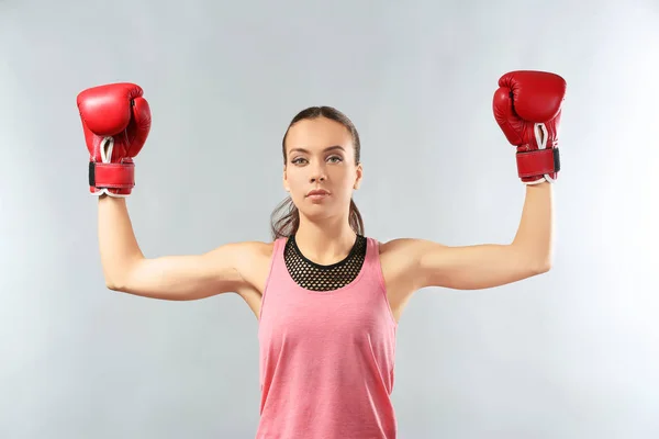 Sterke Vrouw Bokshandschoenen Grijze Achtergrond — Stockfoto