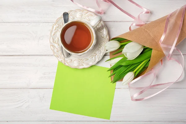 Tulpen Karton Und Tasse Tee Auf Holzgrund — Stockfoto