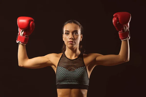 黒い背景にボクシング グローブの強い女性 — ストック写真