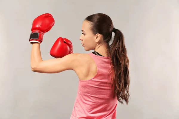 Mujer Fuerte Guantes Boxeo Sobre Fondo Gris — Foto de Stock