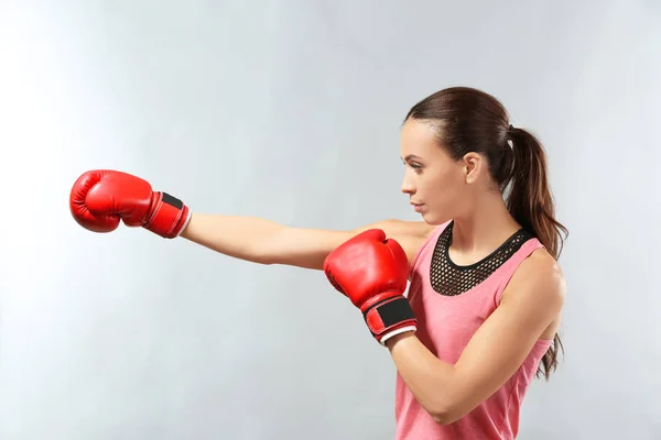 Starke Frau Boxhandschuhen Auf Grauem Hintergrund — Stockfoto