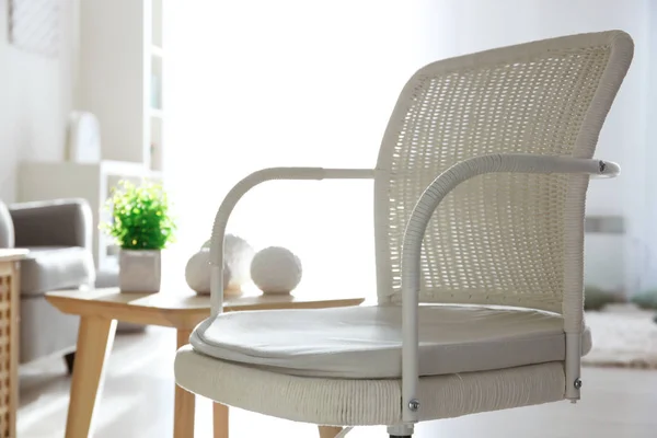 典雅的客厅内饰与舒适的扶手椅 — 图库照片