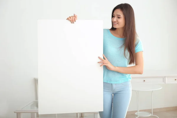 Jovem Com Placa Publicidade Branco Dentro Casa — Fotografia de Stock