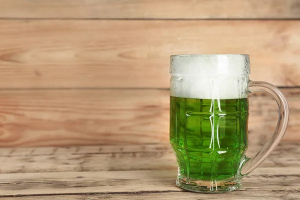 Ποτήρι Πράσινο Μπύρα Ξύλινο Υπόβαθρο Εορτασμός Της Ημέρας Του Αγίου — Φωτογραφία Αρχείου
