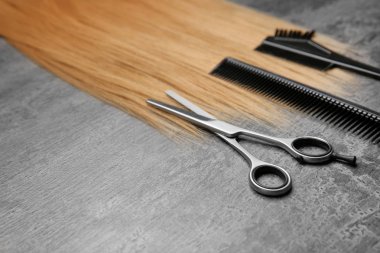 Profesyonel berber kümesi ve gri arka plan üzerinde sarı saçlı