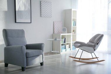 Zarif salon iç rahat koltuklar ile
