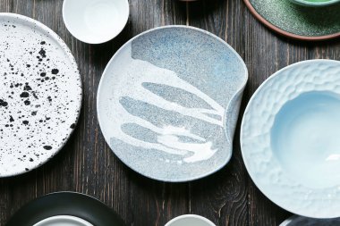 Ahşap arka plan üzerinde seramik sofra