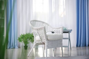 Zarif salon iç rahat hasır koltuk ile