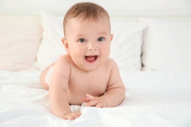 Evde yatakta yatarken banyo sonra şirin bebek