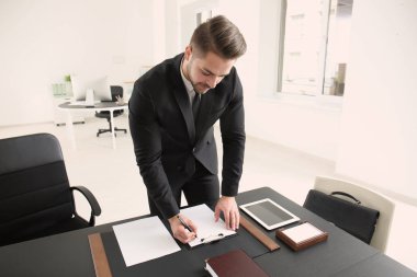 Ofiste yakışıklı genç avukat