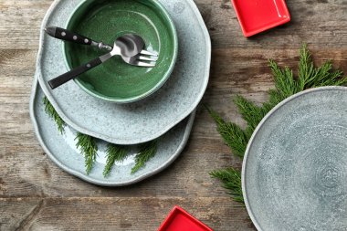 Seramik sofra ve çatal bıçak takımı ahşap arka plan üzerinde