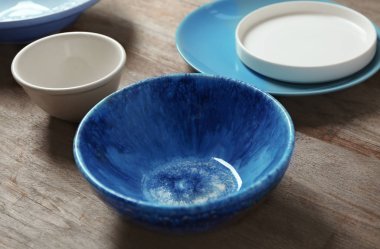 Ahşap masa mavi seramik kase