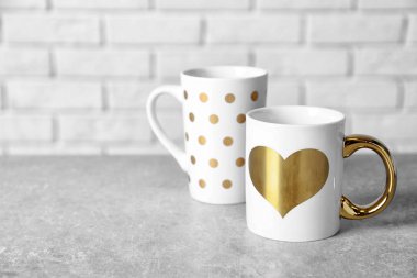 Masada iki güzel bardak