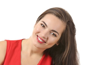 Beyaz arka planda gülümseyen güzel bir kadının portresi